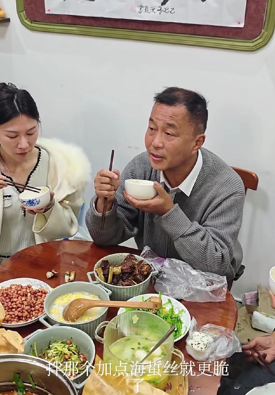 最近刷到沈巍老师的视频，饭局比较多了，大小主播们在桌子上对他的聊天内容进行直播。