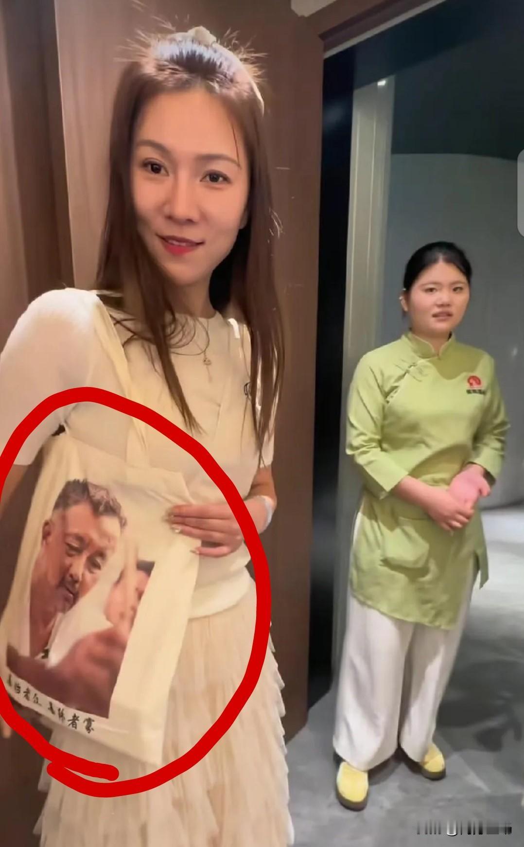 南京晓晓背的布包上都印着沈巍老师头像，看来她确实很喜欢沈巍，可老沈不懂得珍惜眼前