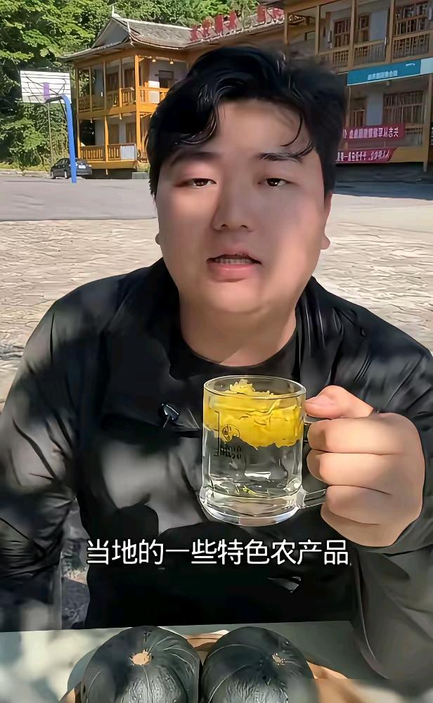 直播间一条弹幕引发热议，有网友在评论区留言，祝福全红婵的哥哥全进华生八个儿子。面