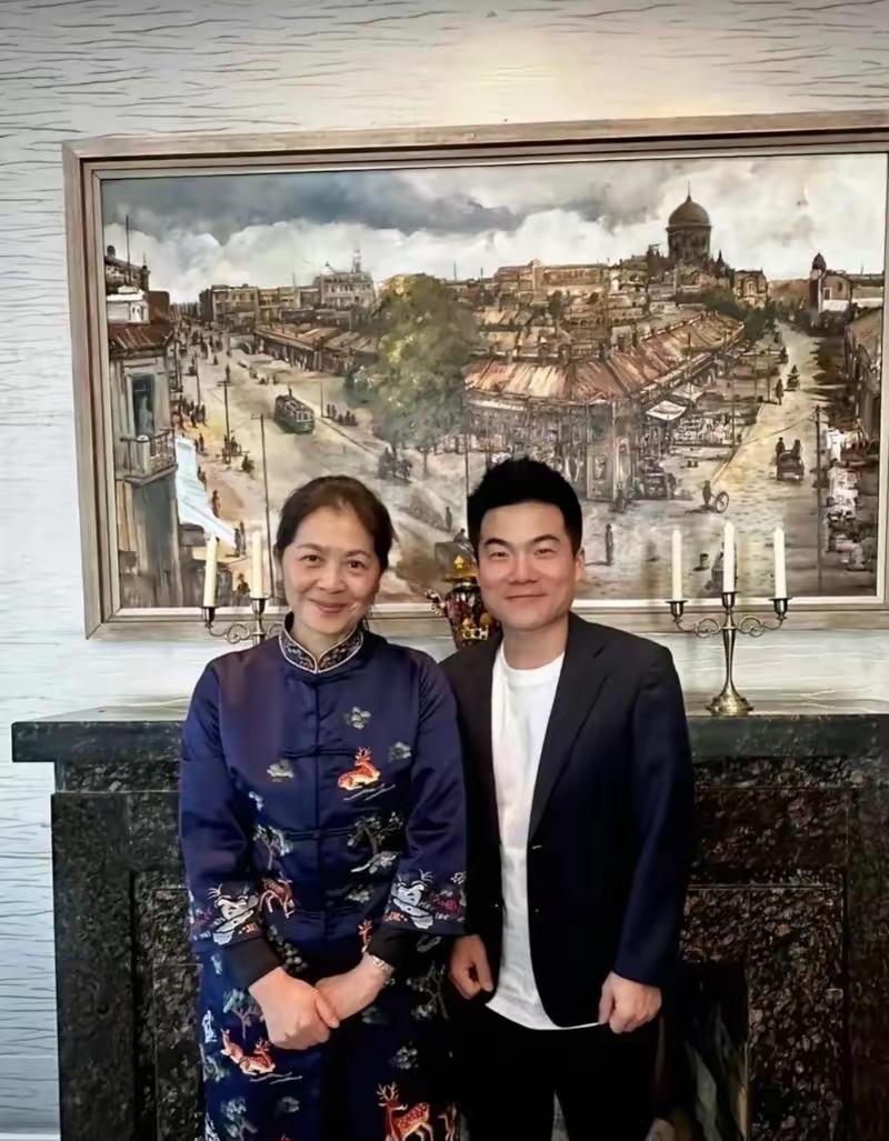 迟子建：宇辉，今天见面，我一定要好好谢谢你。
董宇辉：迟老师您太客气了，我只是做