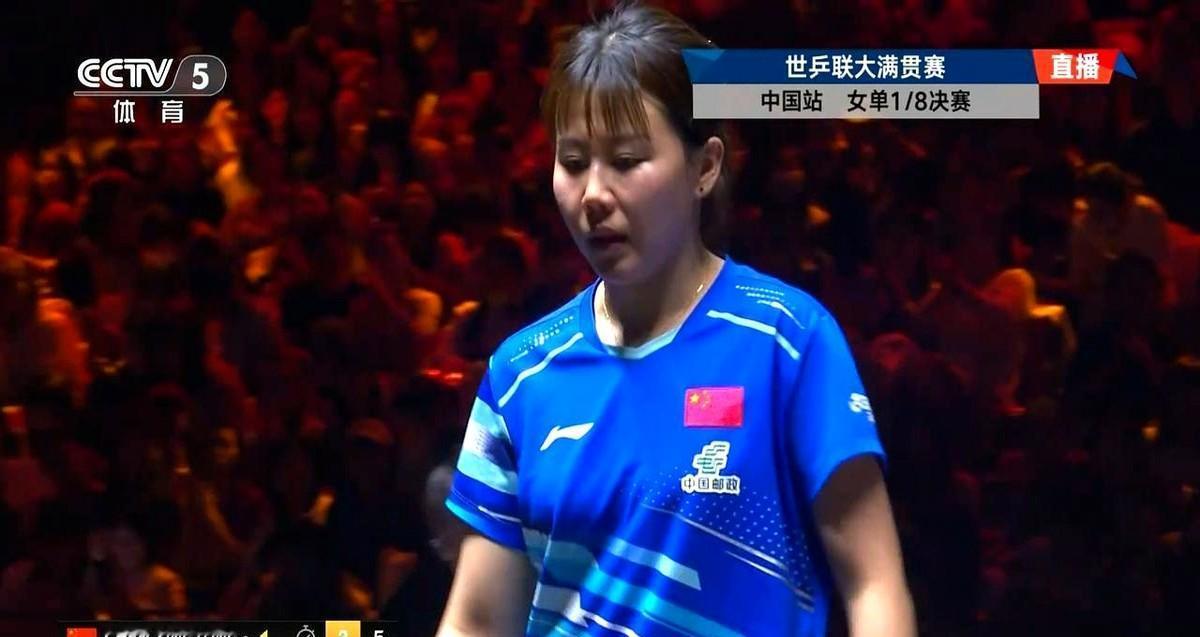 她不是没怕过，是怕着也得上。
发球改正手短，不是瞎打，是算准了她右脚一动就慢半拍