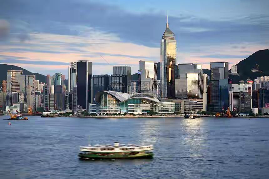 深圳点个外卖三四十是常事，跟香港普通茶餐厅的价位已经拉平了。

避开游客扎堆的街