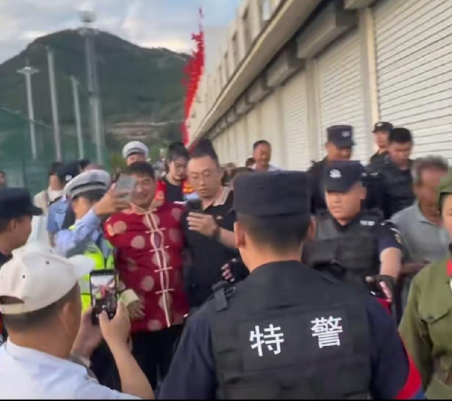 朱之文老师太火了，不仅普通老百姓喜欢，连人民警察都疯狂追星。
网友:这是近水楼台