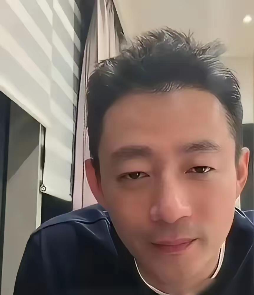 广大网友还是不要声讨汪小菲了。汪小菲无非就是生在一个母亲特别强势又有钱的家庭，造