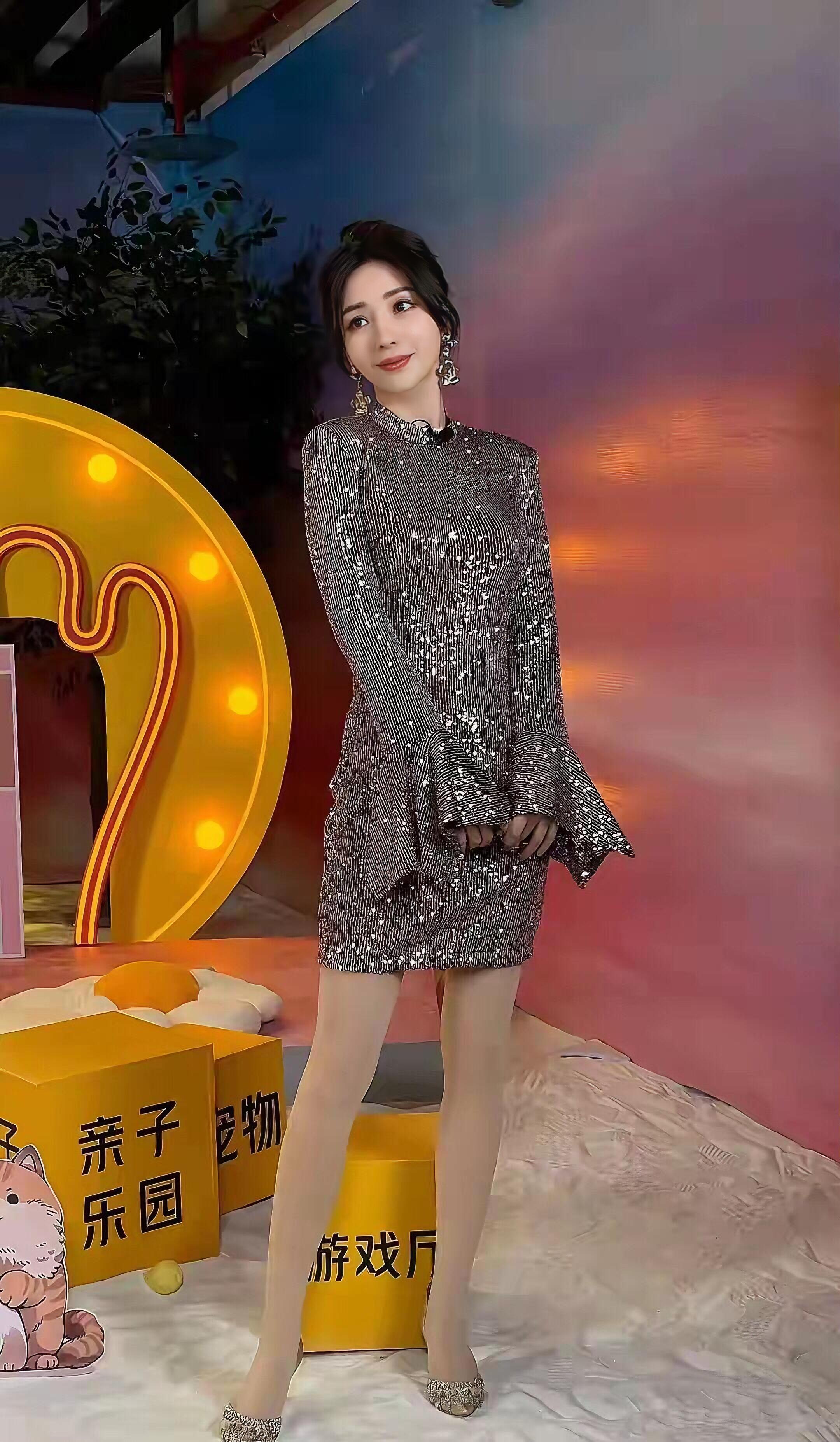柳岩活动现场穿搭！ ​​​