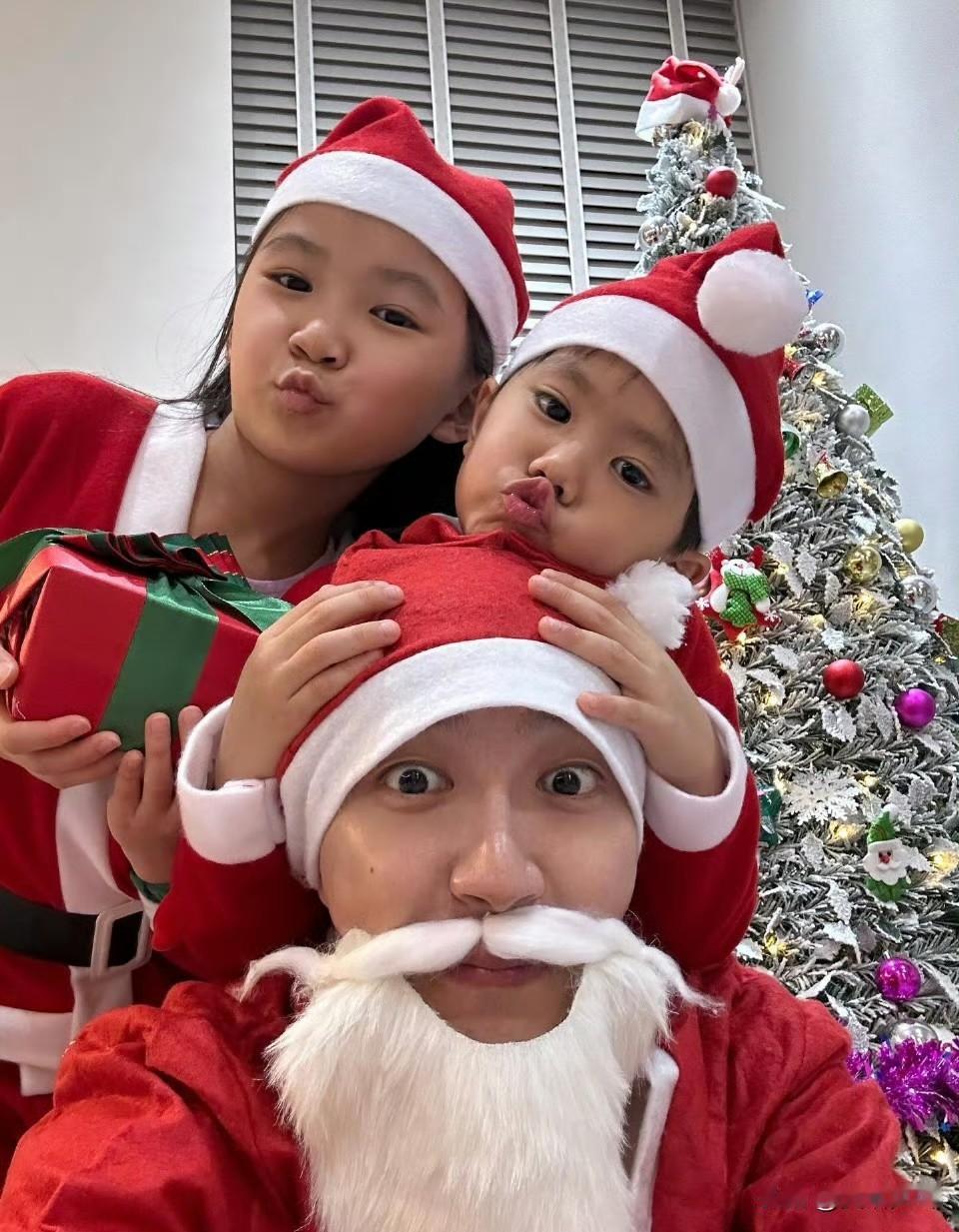 江宏杰和孩子们一起度过圣诞🎄 ​​​
2025.12.24
