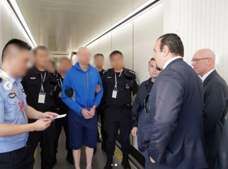 上海“万人迷”外教竟是美国性侵女童与谋杀妻子逃犯，而且这名外教私生活非常混乱！我