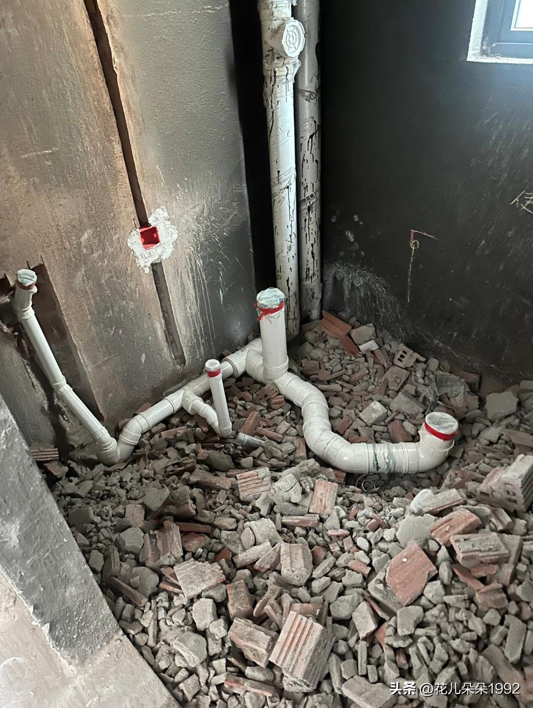 卫生间回填这样做对吗？
看得我一脸蒙，我记得我以前卫生间回填做了架空的，干干净净