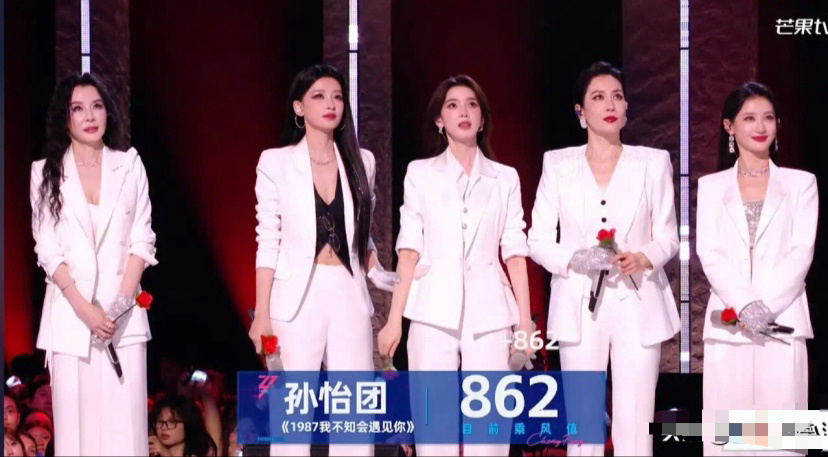 萧蔷，尴尬了！6月19日晚，58岁的萧蔷，连夜冲上热搜。原因是舞台上，白色西装绝