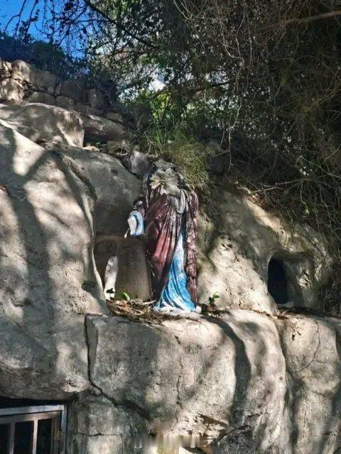 叙利亚西海岸巴尼亚斯市，当地历史悠久的耶稣基督和圣母玛利亚雕像被HTS政权军砍头