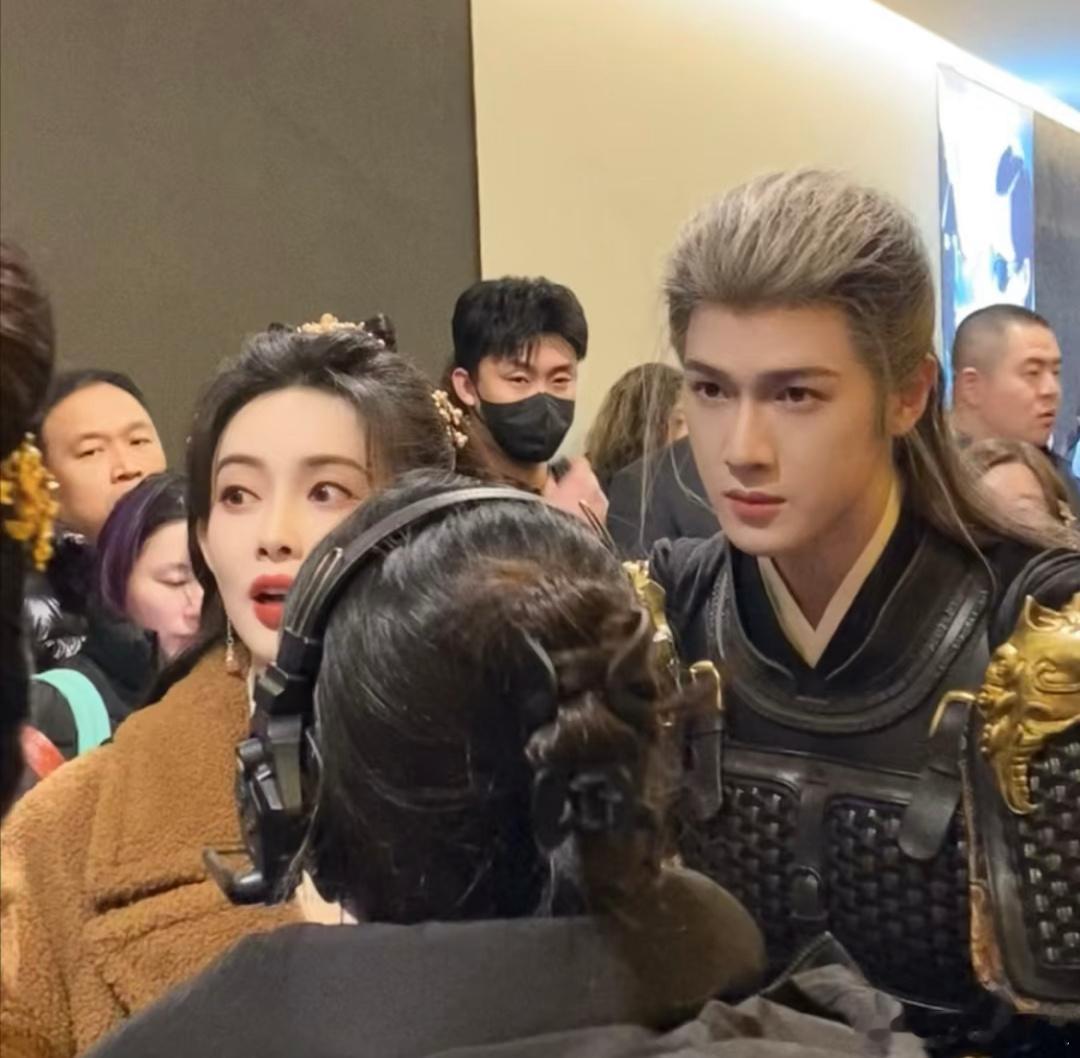 这两生图怎么都像在单独图层的。。两张建模。。。 