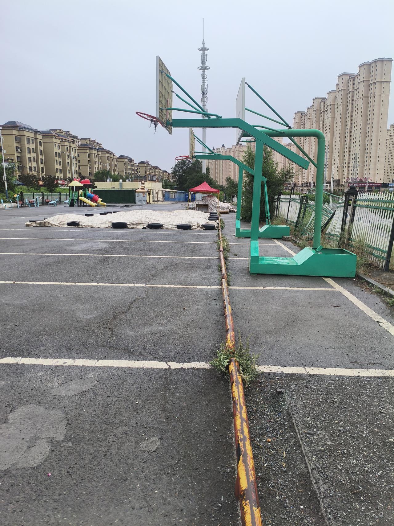 对万泰阳光城三期门口附近篮球场设施几点建议:
1、对破损倾斜篮球框、液压支撑杆进