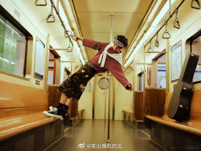 何浩楠美式男孩坐几号线可以偶遇何浩楠美式复古风适配度满分的何浩楠，随性自在的状态