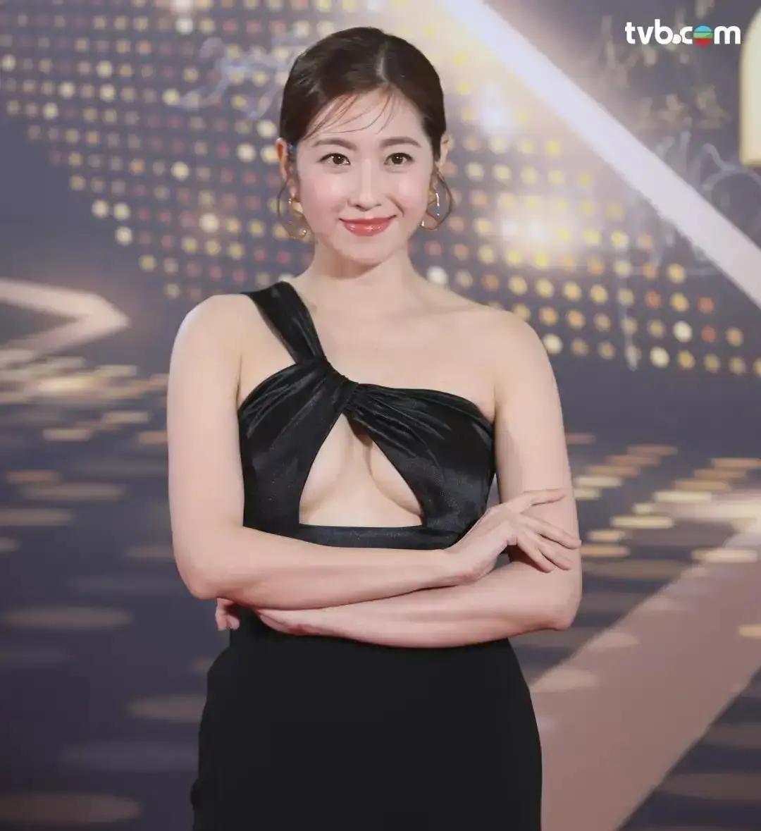 一件吊带回老家，被骂到哭
 
去年端午，我穿露肩连衣裙回村。三姑六婆围上来：不检