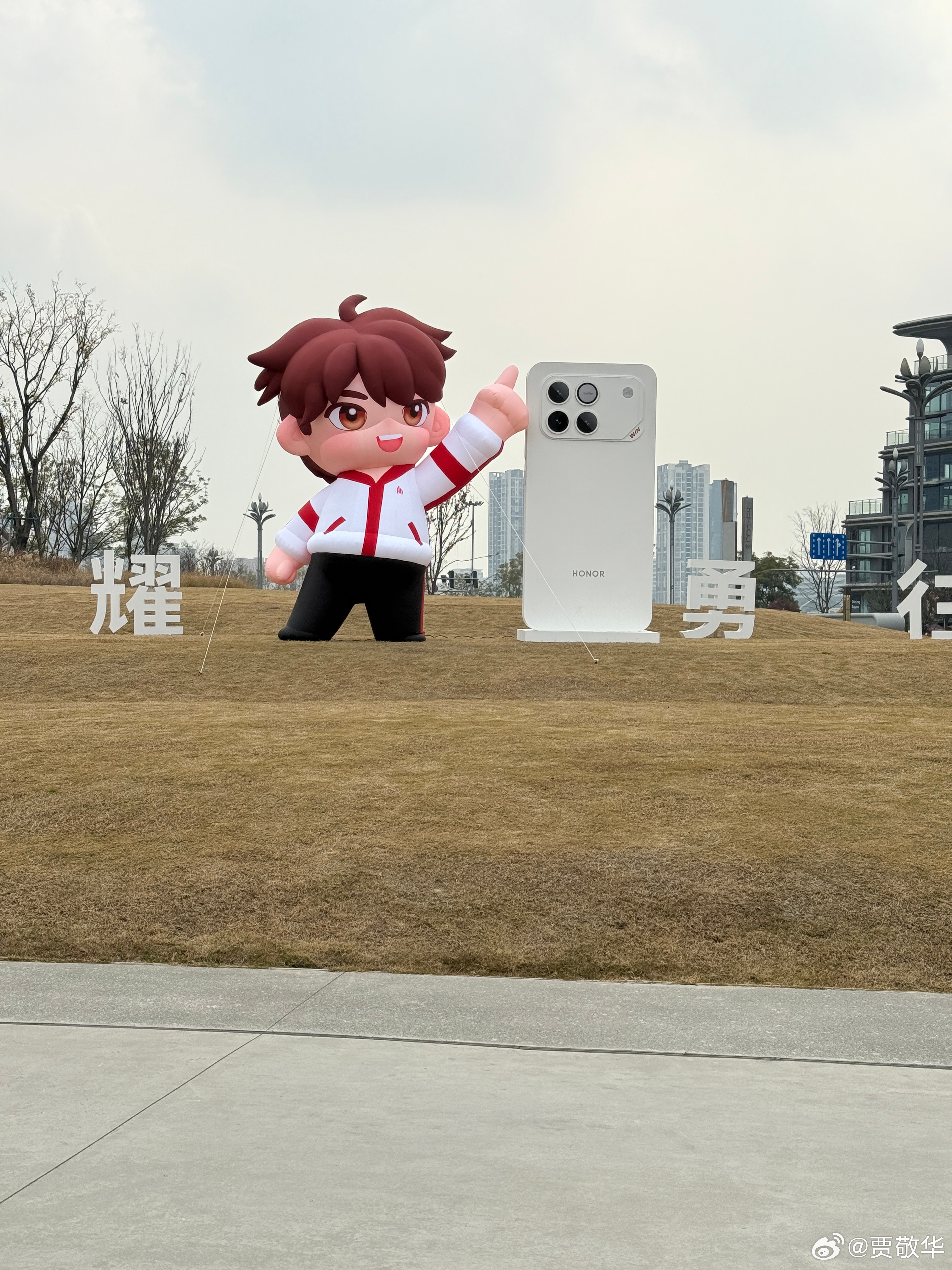 #每天早起打卡# 周末睡了自然醒，一会去拿我的新手机。起床，干饭去！ 