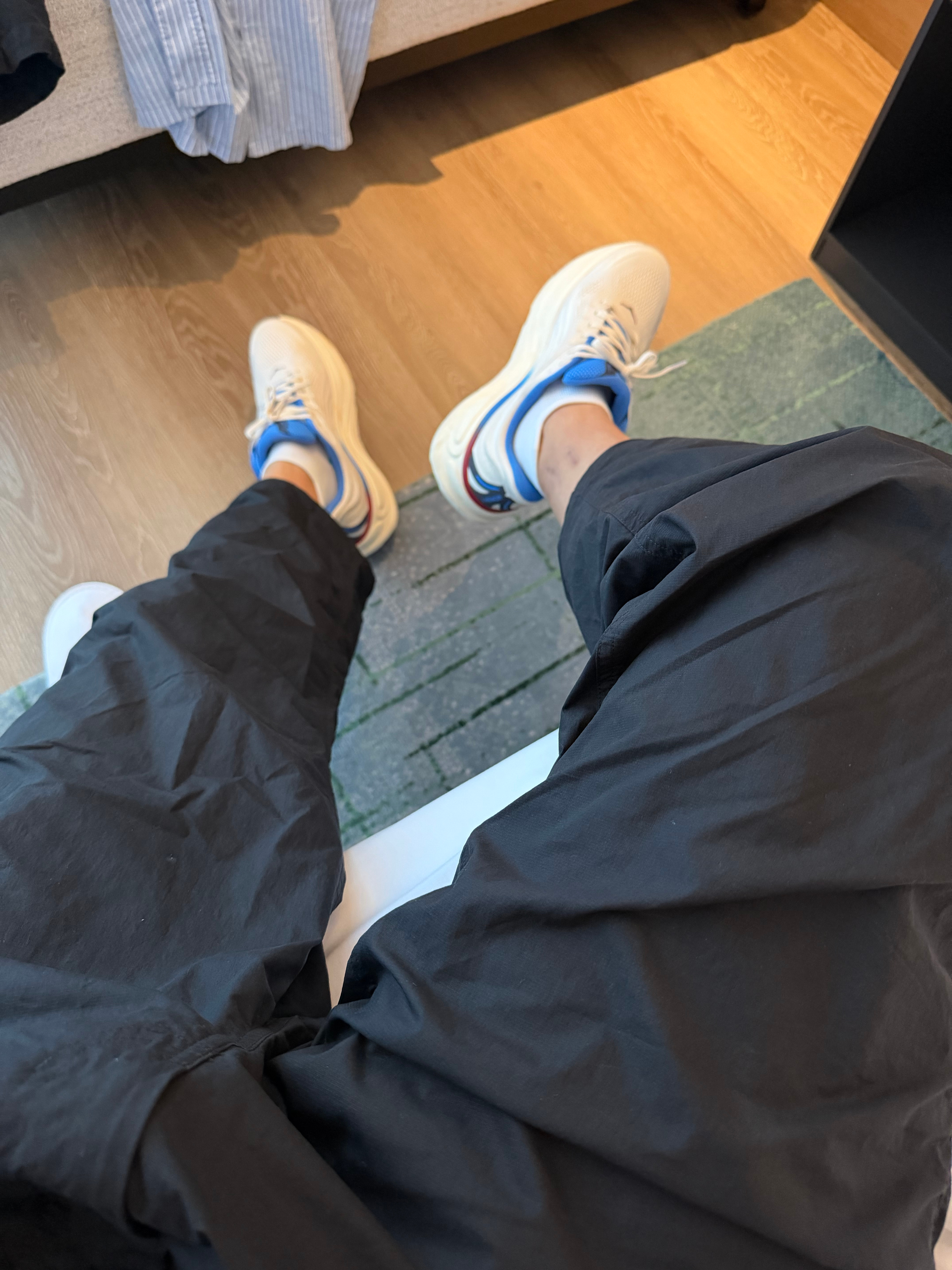 昆明老板要来接我去吃饭不装了摊牌了我们东北人怕冷我穿长裤准备下楼 昆明