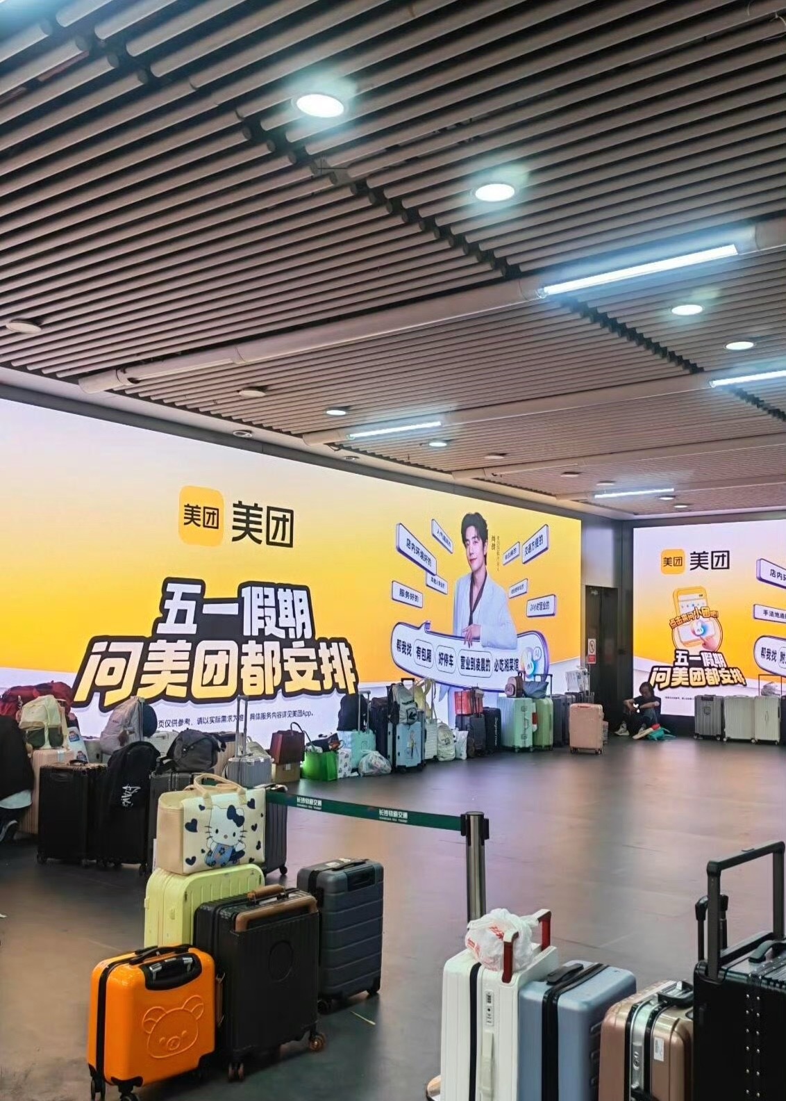 长沙地铁无人行李箱墙又出现了这种陌生人之间的信任感谁懂