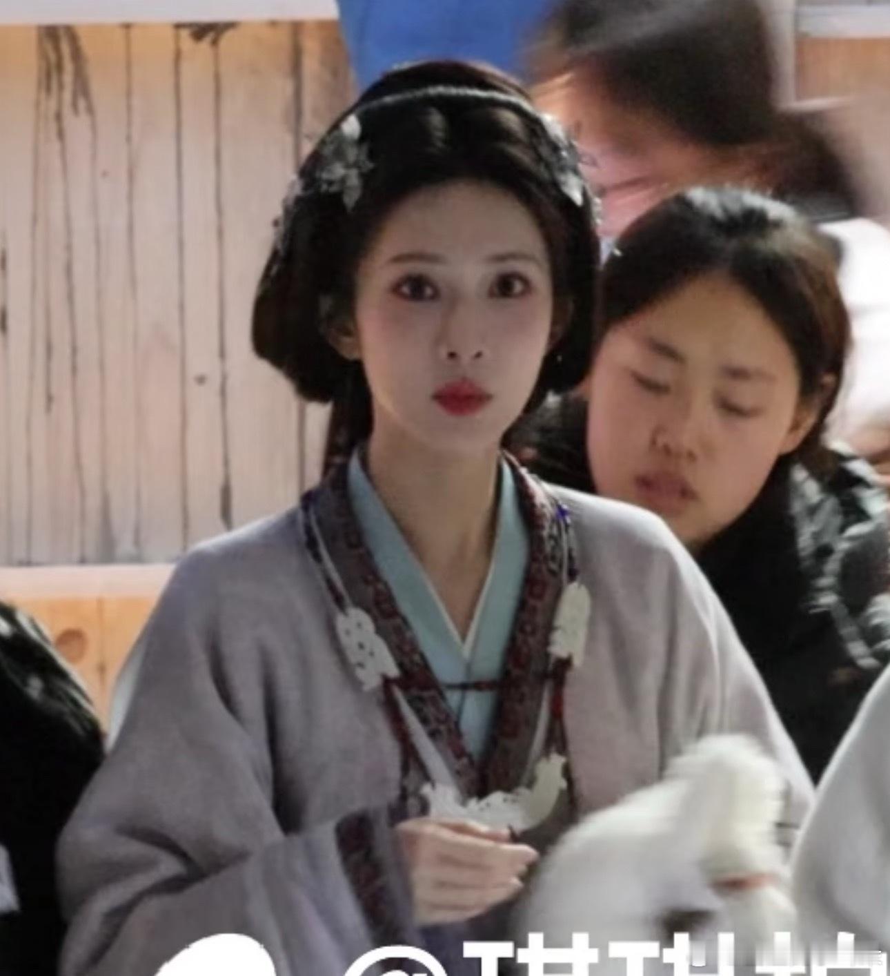 将门独后定妆照里妆容淡了很多，但路透里孟子义又恢复了大红唇 