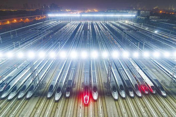 2月2日，春运已经正式开始，各大火车站的高铁动车火车蓄势待发。连日来持续冲上热搜