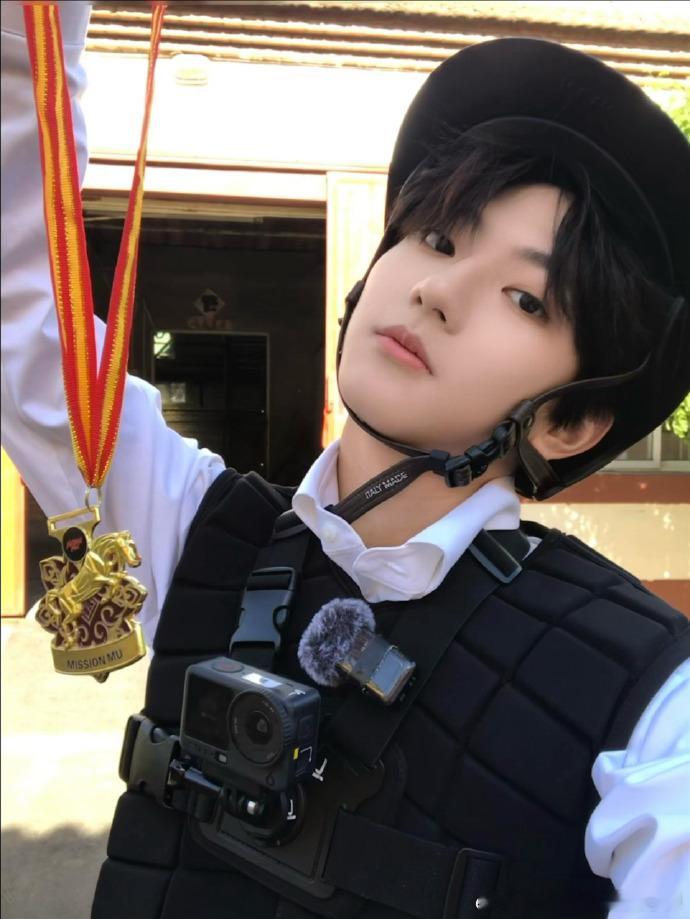 穆祉丞分享少爷的相册、穆祉丞马术服自拍live穆祉丞的少爷相册太有看点，马术服造