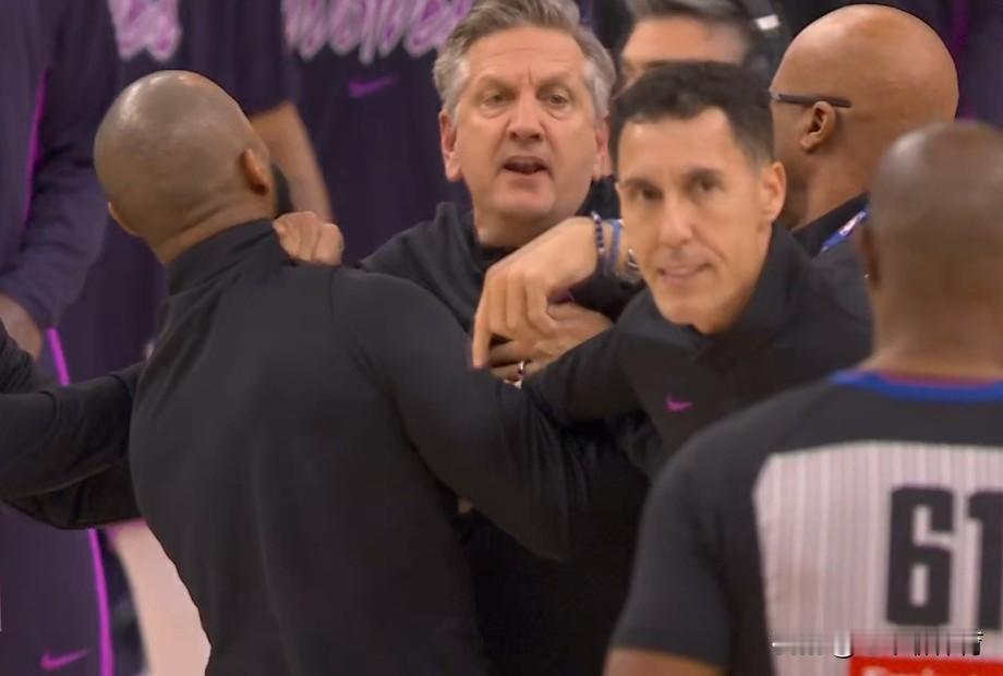 你笑芬奇被驱逐，芬奇笑你看不穿！
今天森林狼对阵雷霆队的第一节刚打一半的时候，森