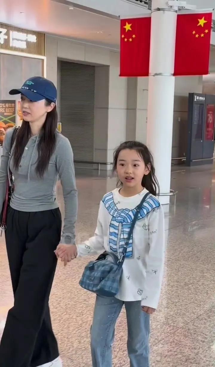 董璇带女儿看话剧，小酒窝的出道之路早已铺好！当全网还在议论董璇的婚姻时，她已经带