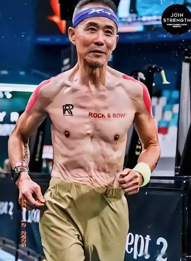 王石作为参赛选手，参加了上海室内综合体能挑战赛。照片里能看到肌肉流失、皮肤松弛，