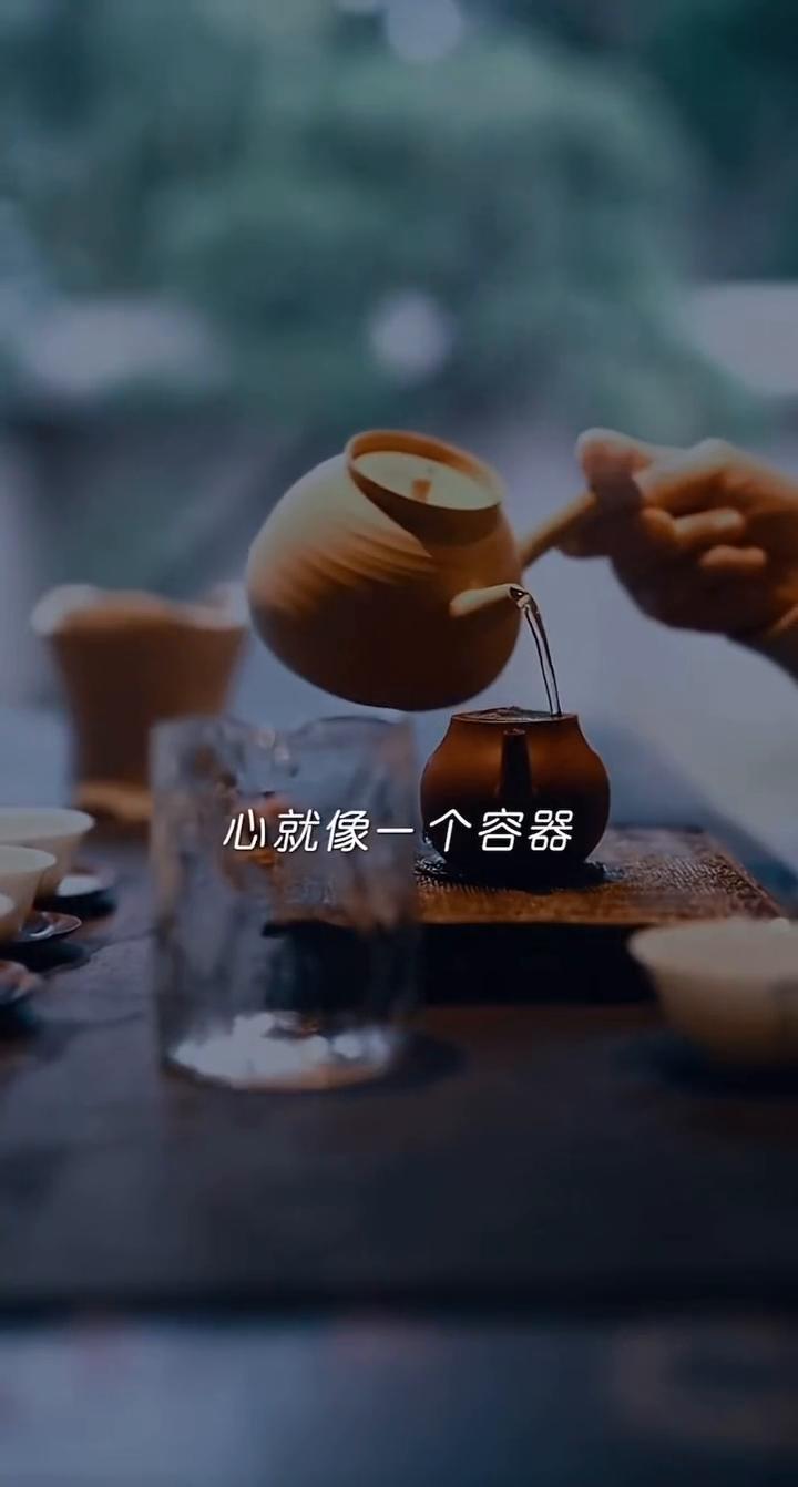 不与世界较劲。
不与世界较劲是留给自己最后的慈悲。生气就像借别人的雨淋湿自己，你