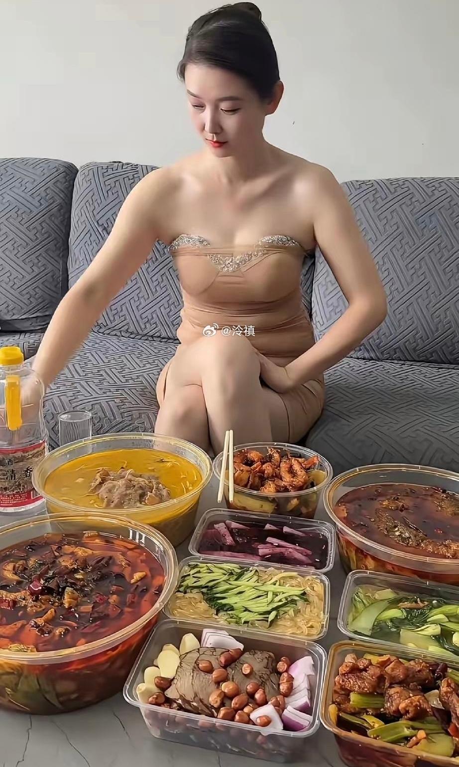 这生活条件是真的挺好的，没有个月入过万一般不敢这样吃吧，看着菜系真的很有食欲，全