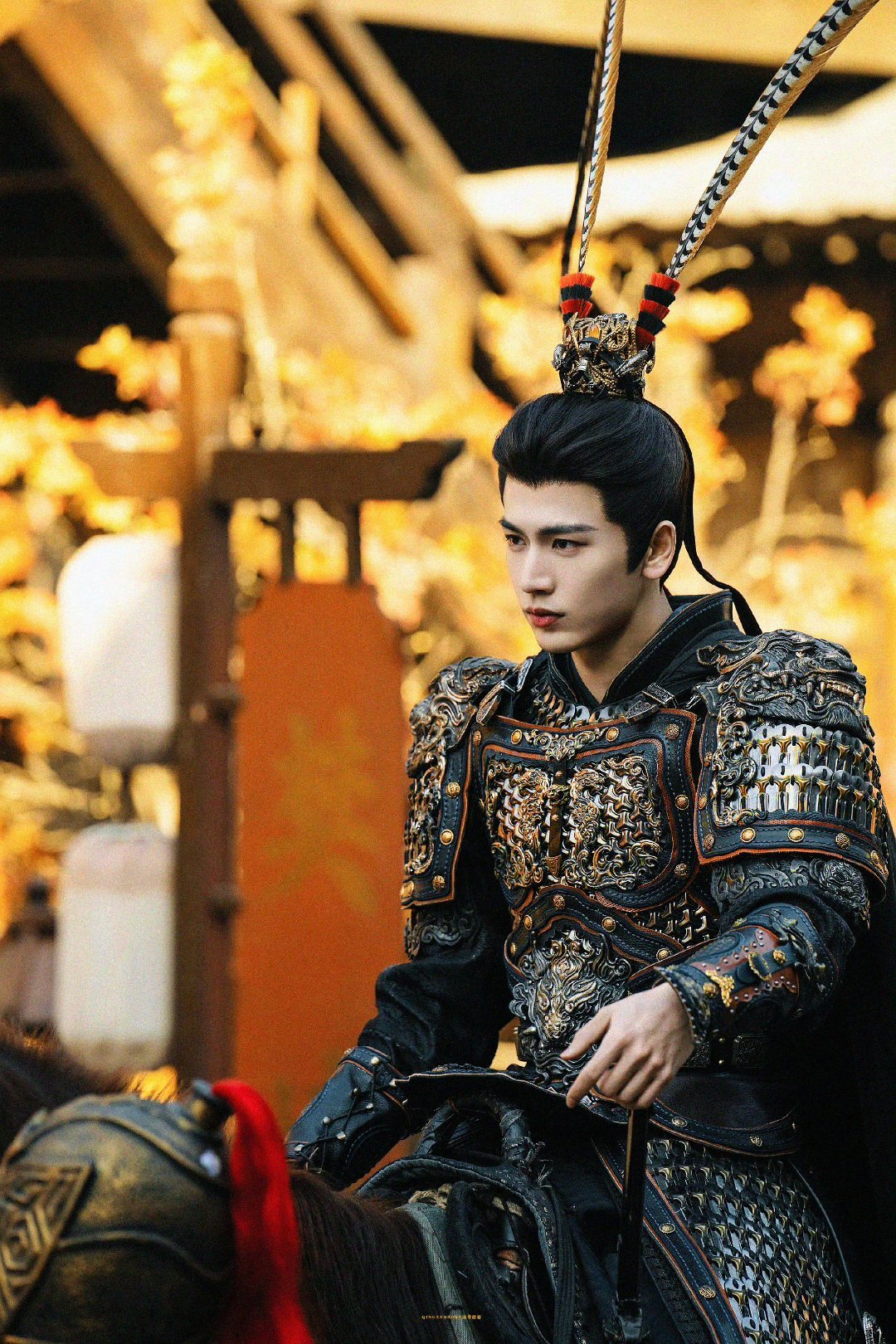 央视新闻夸了张凌赫雉鸡翎造型央视新闻在报道中指出，《逐玉》巧妙地将雉尾翎、秦腔、