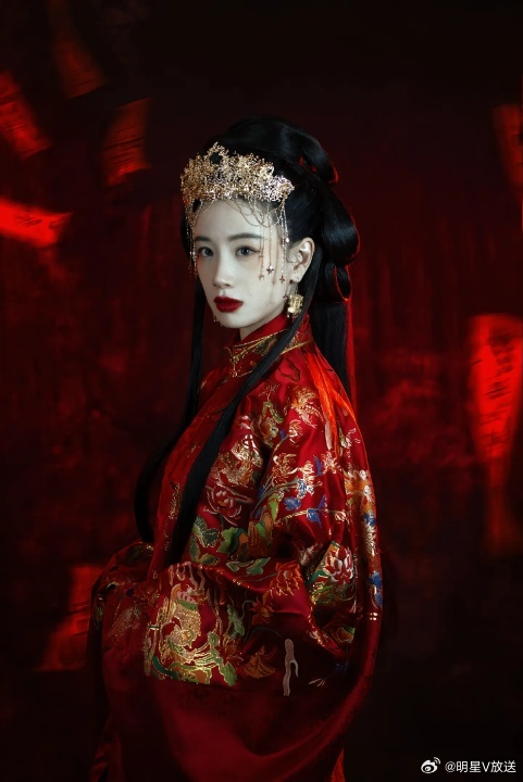 李梦新片衣服是自己设计的李梦飘了开始自己设计衣服了谁看了不感叹一句李梦真的太有魅