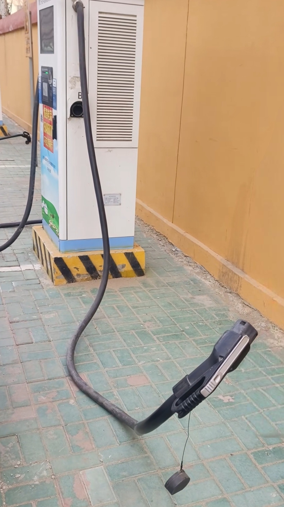 不行了绷不住了，原来零下20°的充电枪线，是可以如此坚挺的