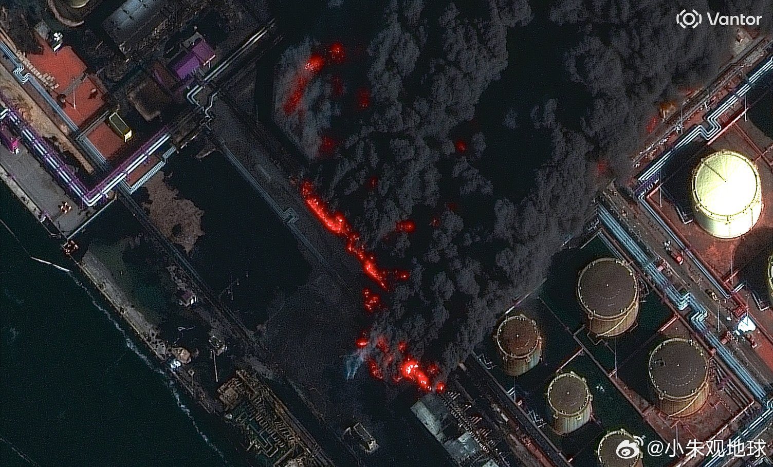 乌克兰无人机袭击俄罗斯列宁格勒地区的乌斯季-卢加石油码头后，冒出滚滚浓烟 俄乌局