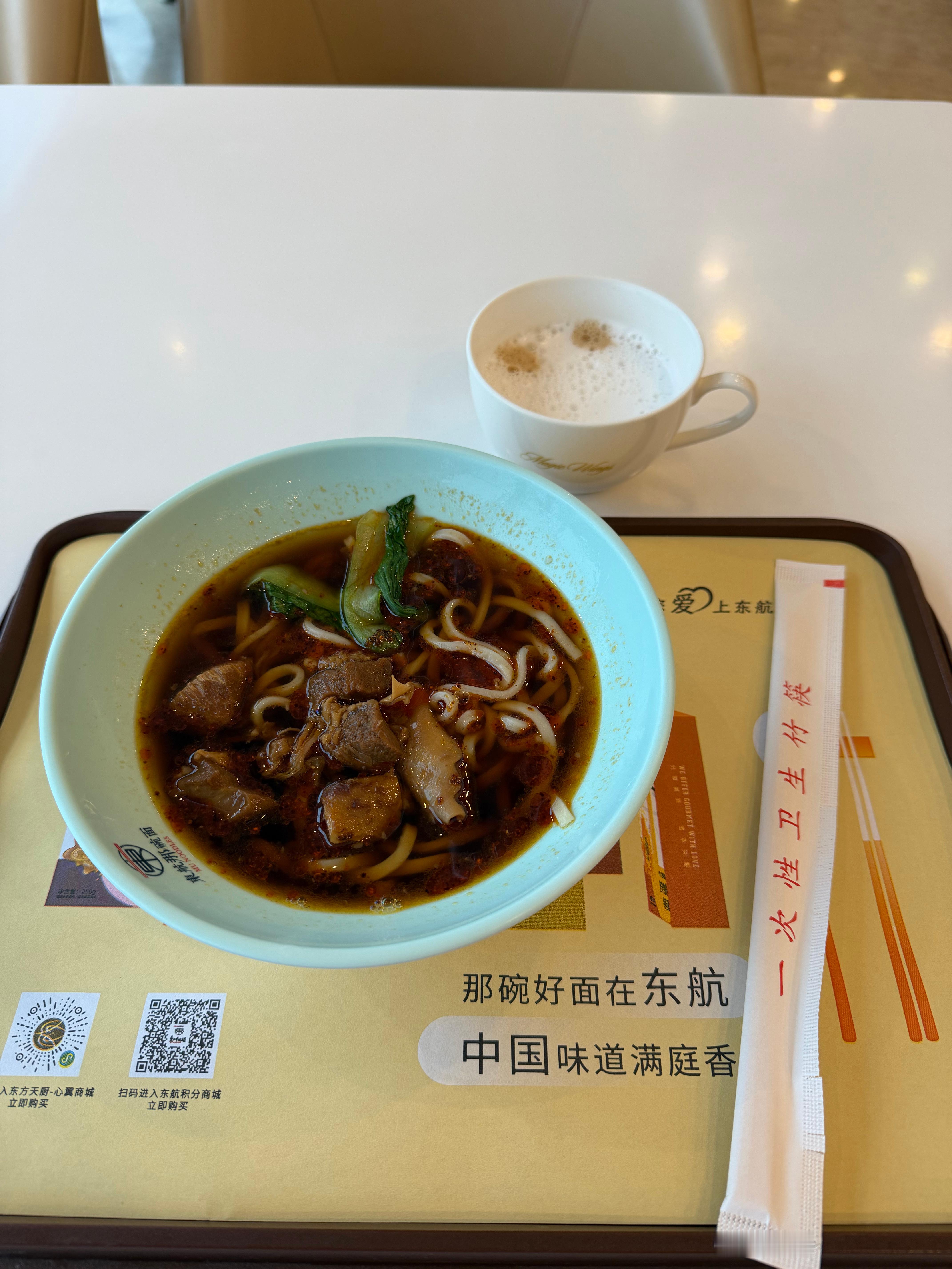 早八的东航休息室仿佛误入某高管会议室不是牛马都是领导的那种我穿着粉粉嫩嫩印着超大