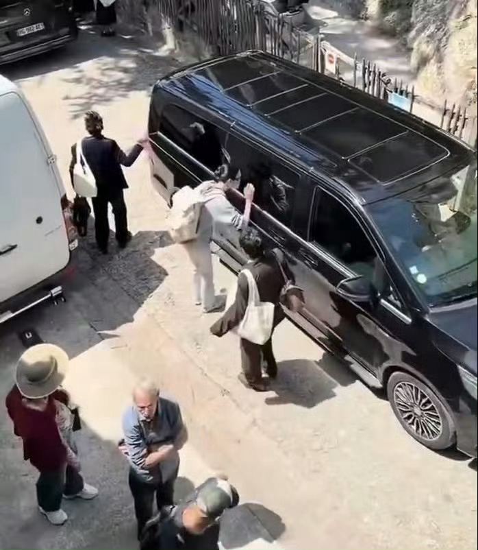奚梦瑶婚礼最杀我的一幕：结束后自己背个包就走了真正的婚礼意义并不在于外表的奢华奚