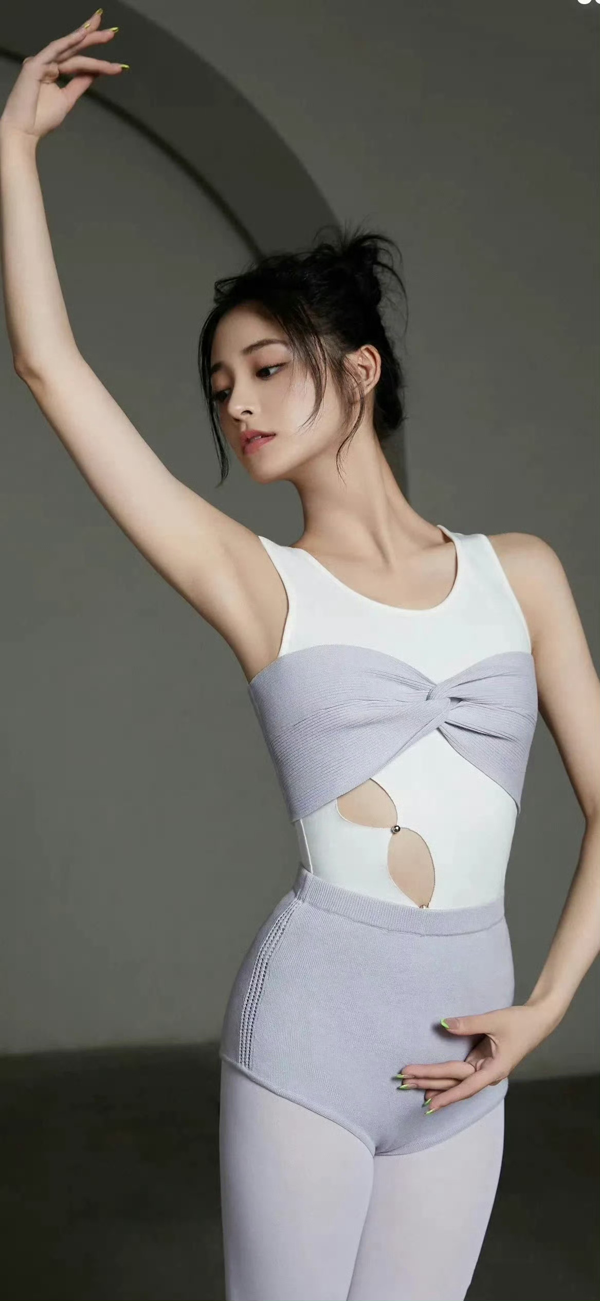 周洁琼芭蕾风写真，优雅姿态诠释艺术之美 ​​​