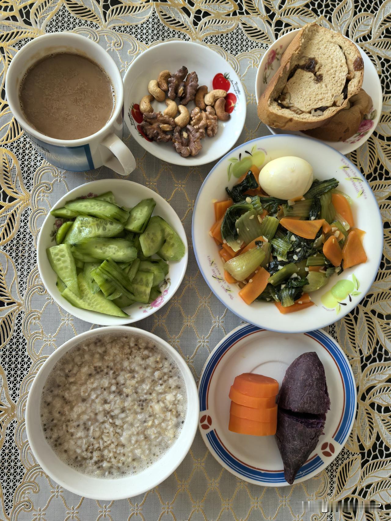 我的早餐日记按照营养专家的要求：早餐尽量多样化，做到营养均衡，而我一个人的早餐一