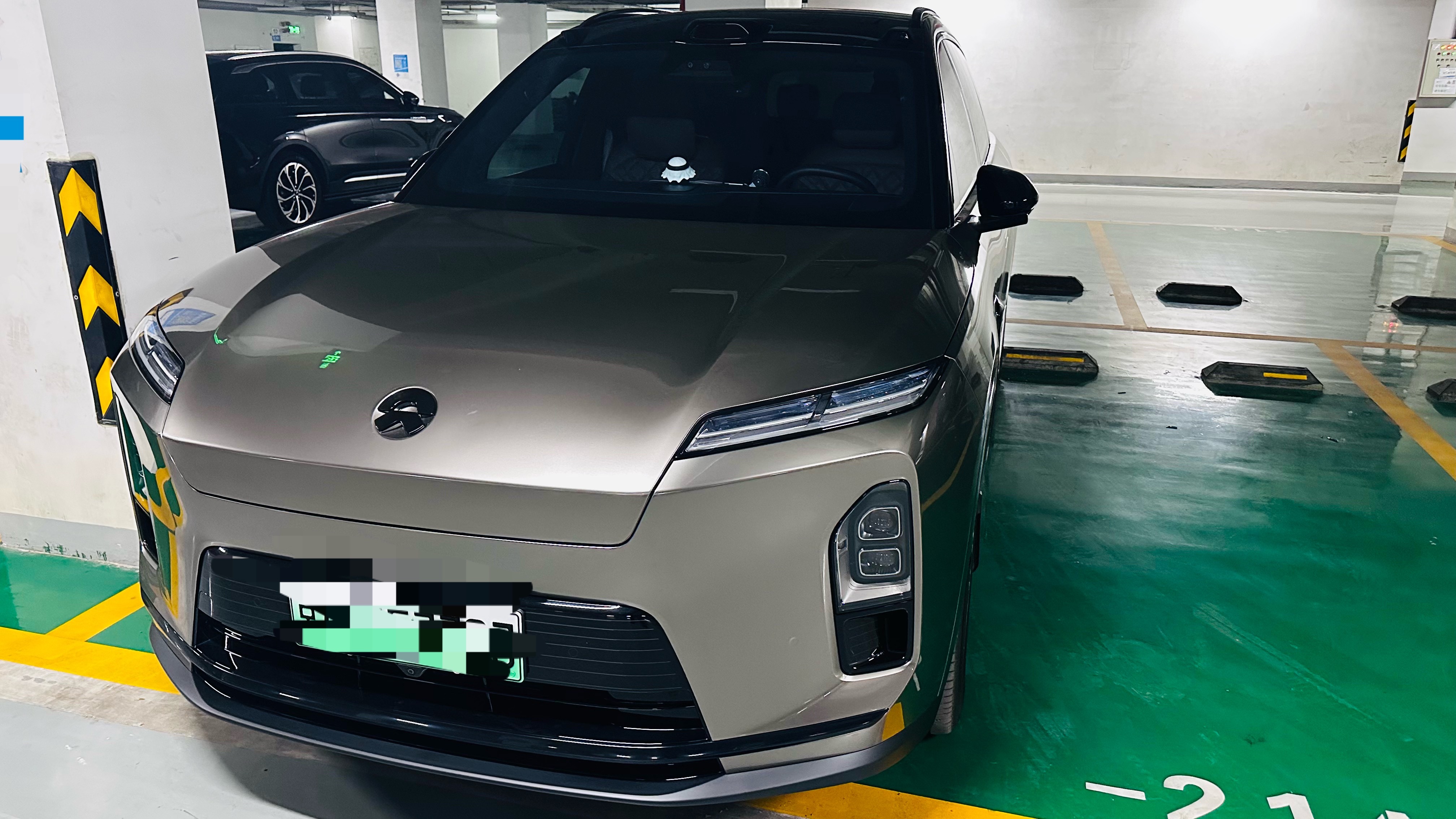 邻居应该是蔚来铁粉用户了初代 ES8 换成全新 ES8 了。他家好像还一个 EC