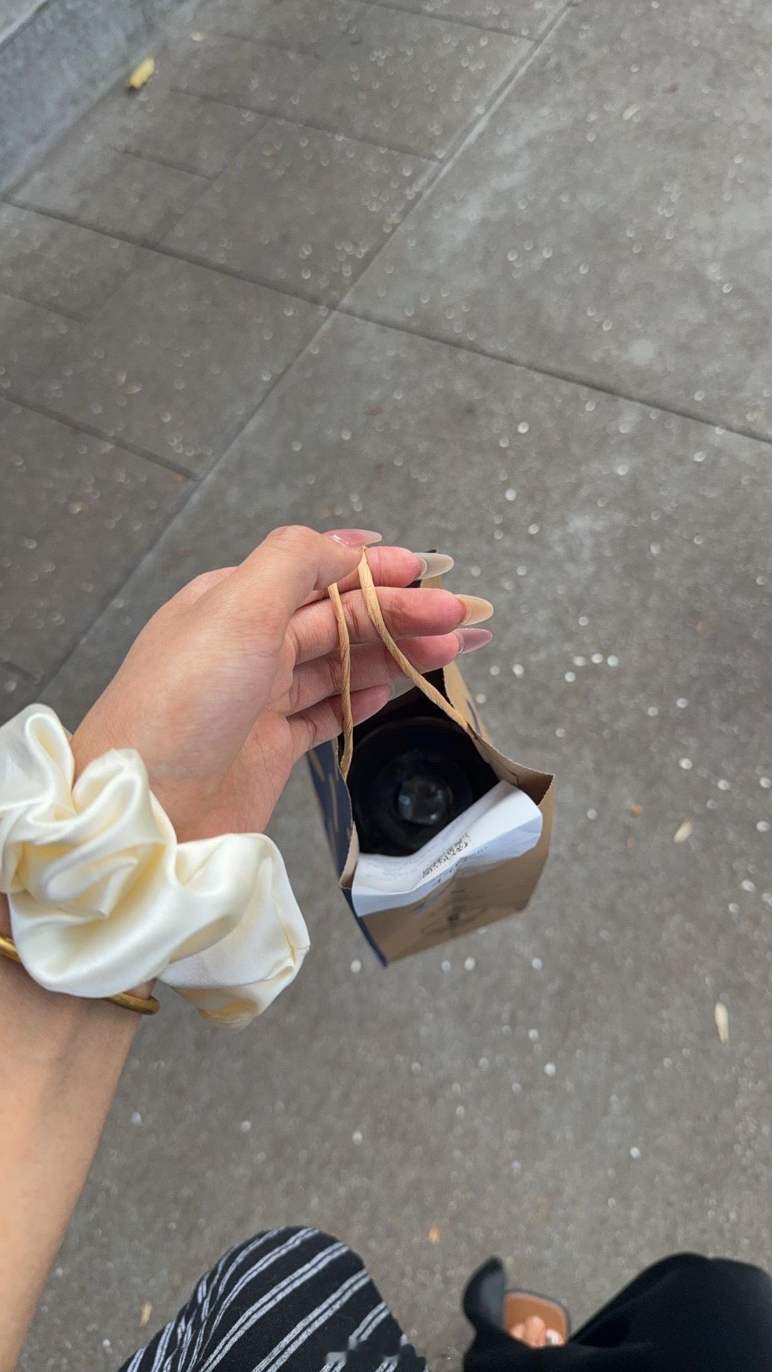 暴雨暴雨小心暴雨暴雨广州这个月的暴雨都正好在我下班的时候，不爱带伞出门真的是每次
