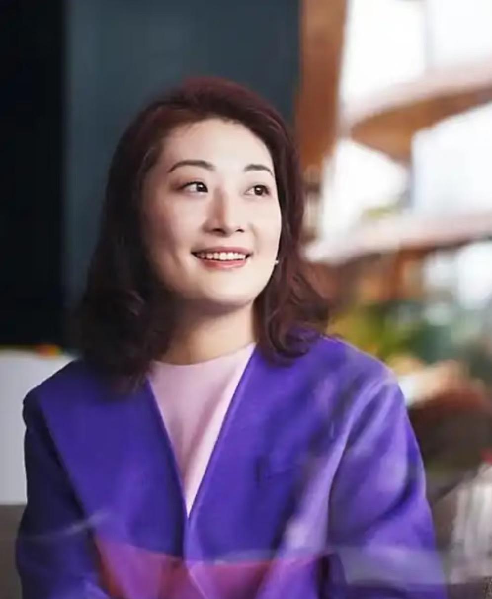 宗馥莉还是有智慧的，

也算是以进为退了吧，

现在可以专心做自己的品牌了。
