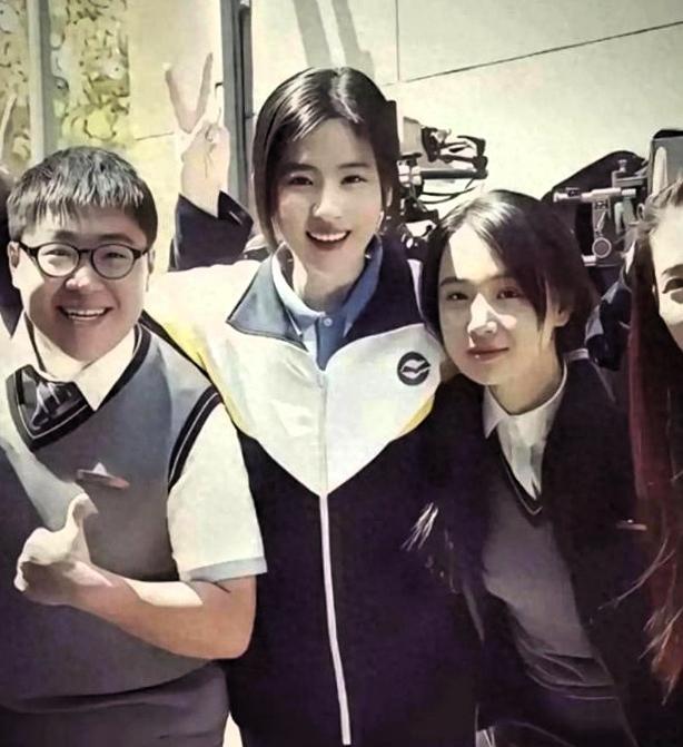 天呐！学生时代的刘亦菲也太绝了吧✨
 
和同学们的合影里，她穿着简单的校服，扎着