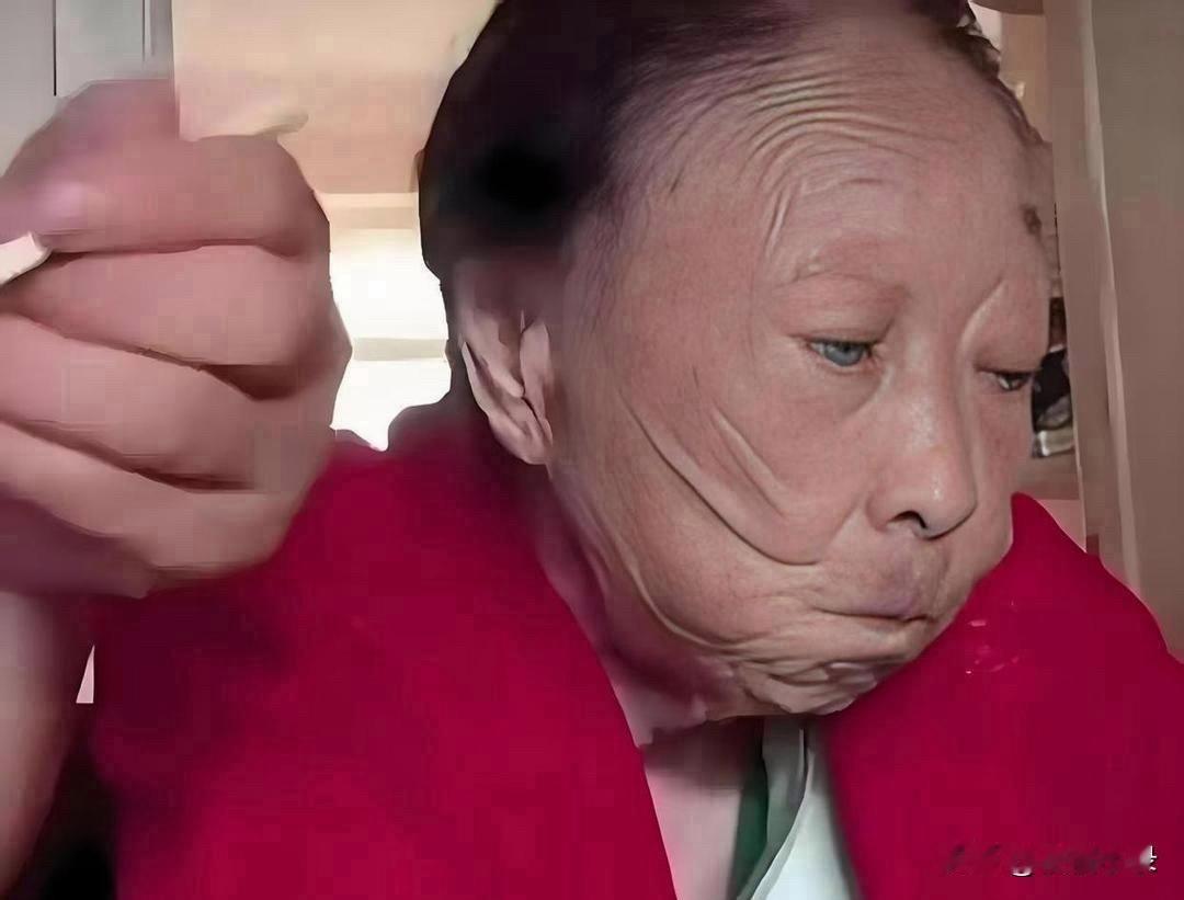 真佩服李玉成，这种日子居然还能安心吃得下饭。54岁的他陪着86岁的马玉琴，凭着当