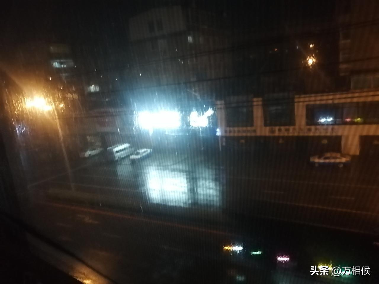 大连又下雨了，噼噼啪啪的雨点打在每家每户的玻璃上。睡了的人醒了，没睡的人高声吟诵