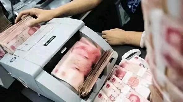 河北石家庄，一男子在银行存入了200万元的一年定期。可到期取款时，男子发现银行卡