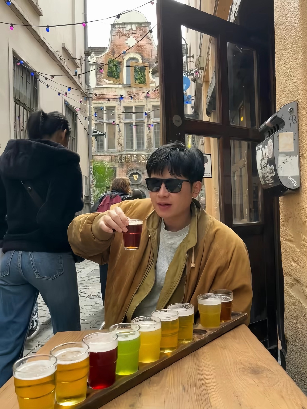 曝杜克结婚了我说杜克怎么视频不更新，朋友圈也不发，原来是结婚去了。网友说他正在和