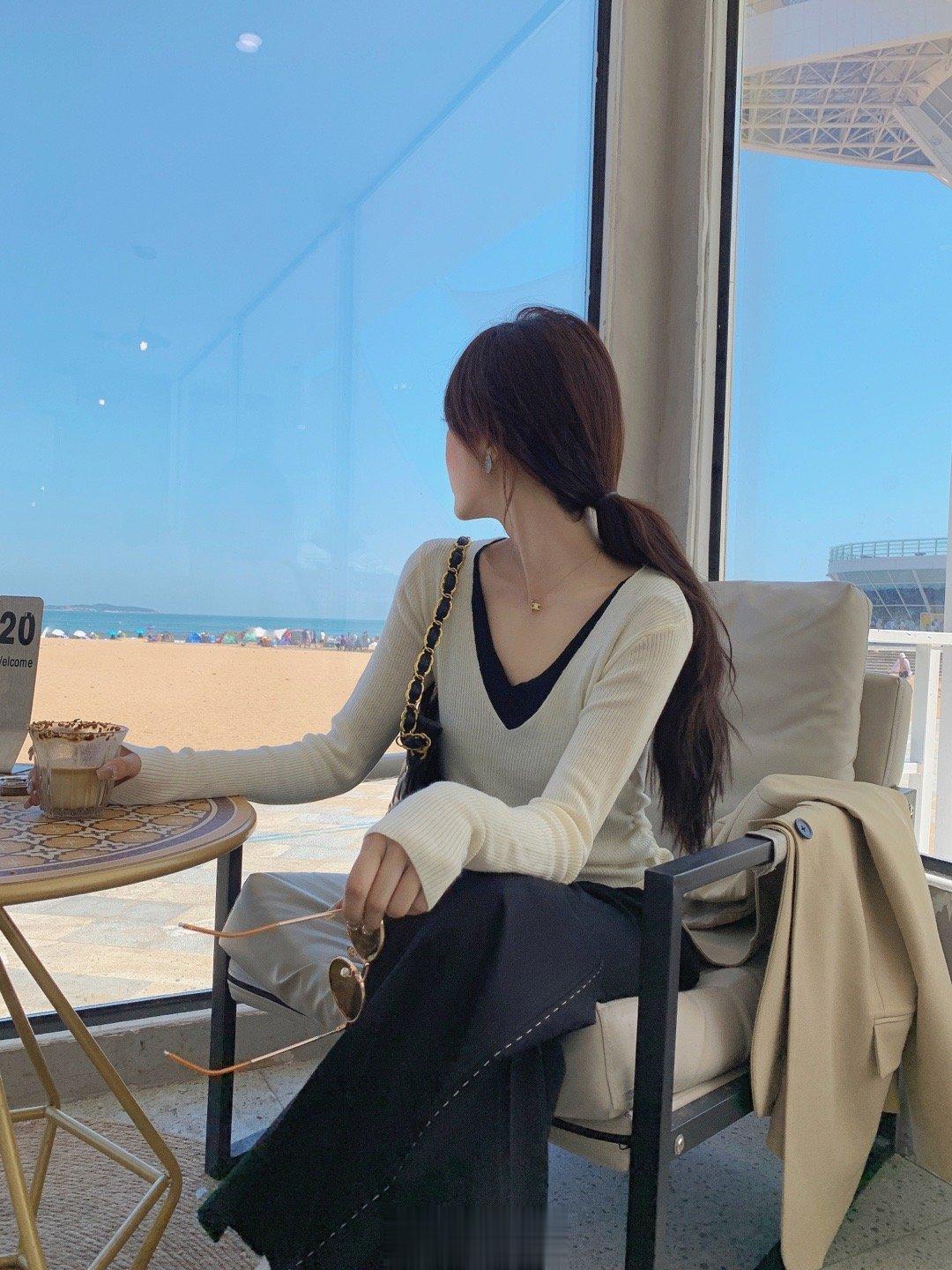 本期自留的王炸内搭[笑而不语]属于万年好穿系列简约不简单 自带小心机 撞色假两件