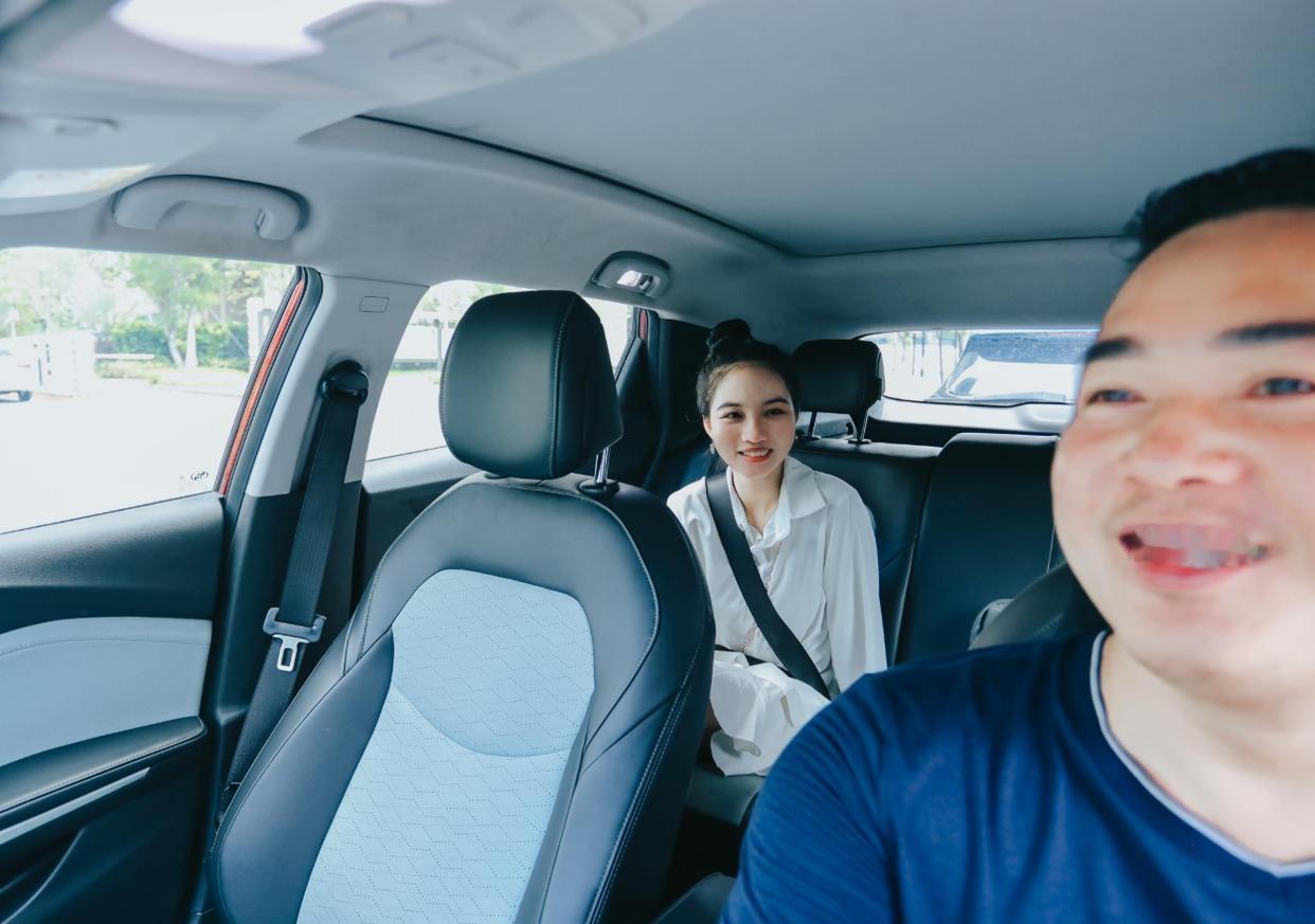 浙江，一女孩坐顺风车时，同车的男子主动搭讪，两个人聊的愉快，互相添加了联系方式。