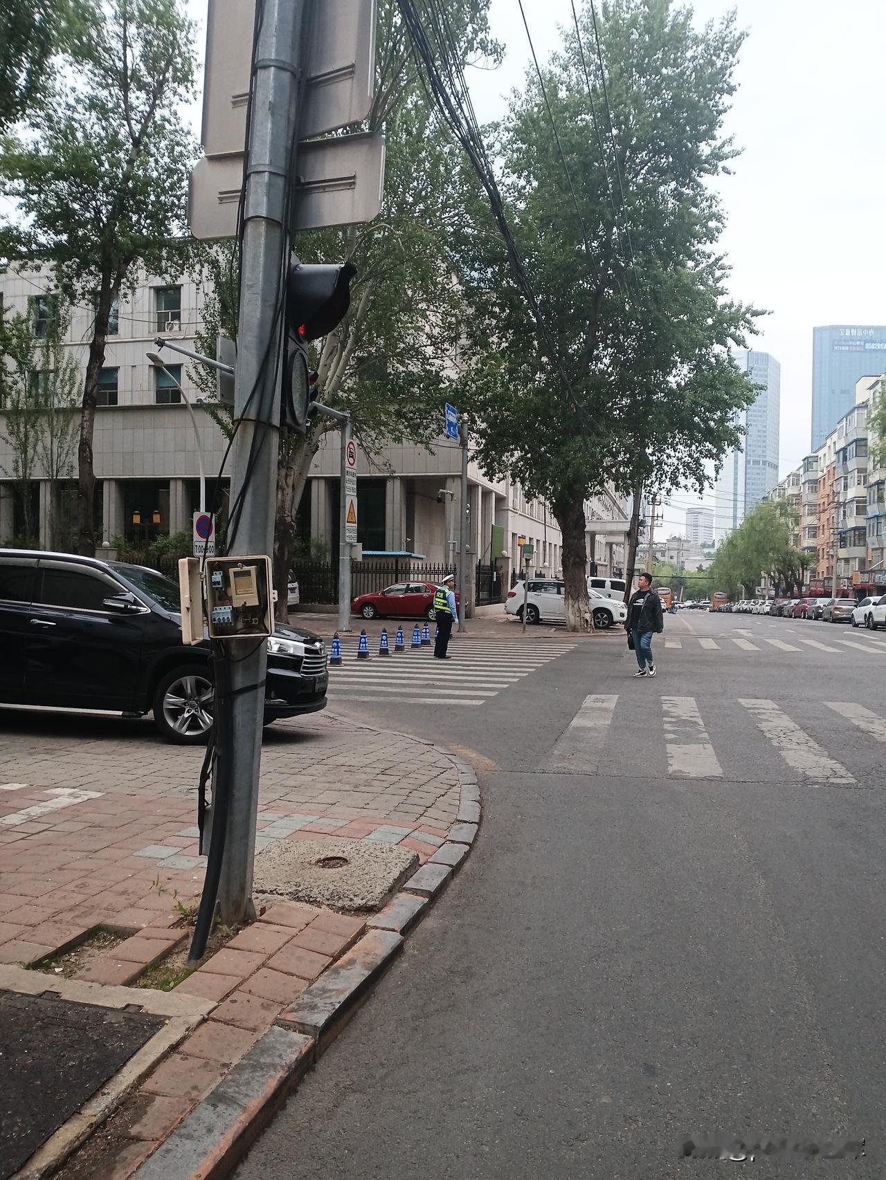 长春马拉松
早上八点半出门，想坐公交车接孙女来家玩，到路口发现封路了，想起来今天