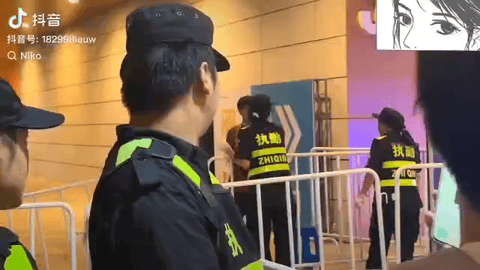 🎵视频中，一名女性执勤人员为身处公共场合的外国人递上打火机并协助点烟。
根据视