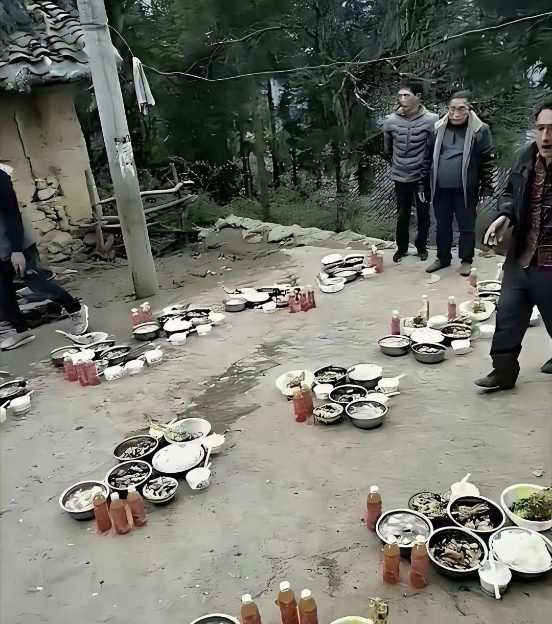 今天刷到个刷新认知的“地上吃席”！
桌子不用、椅子不要，大家直接蹲在地上围着凉菜